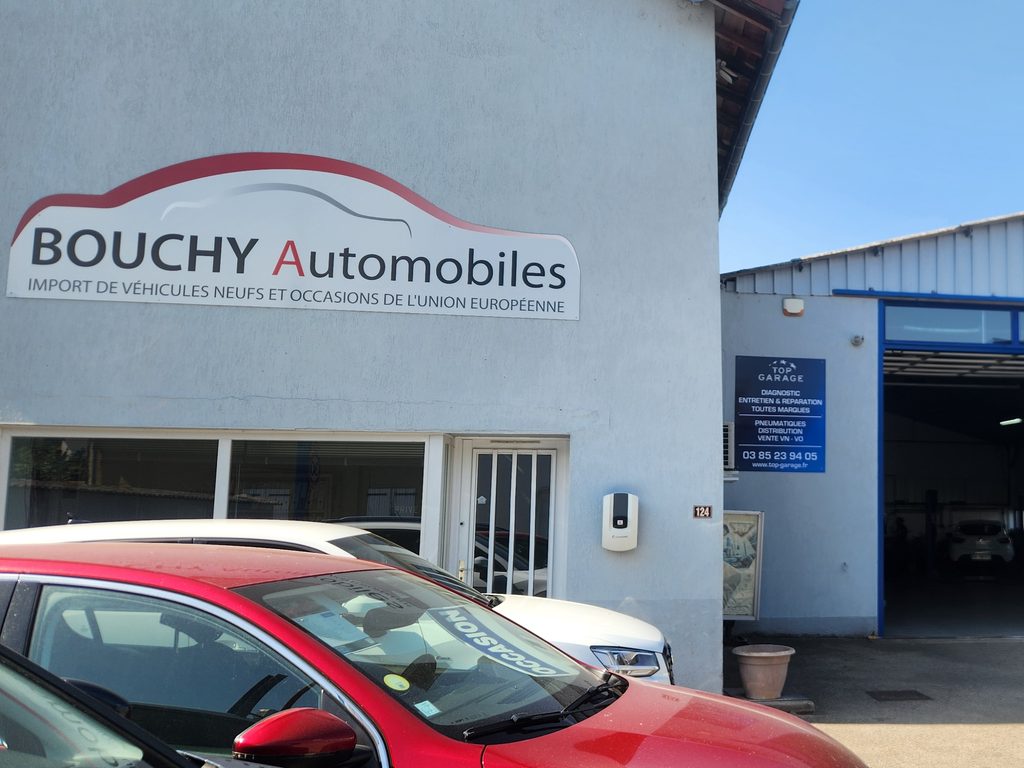 L'enseigne Bouchy Automobiles, import de véhicules neufs et d'occasion de l'Union européenne, au 124 Grande Rue à Grièges